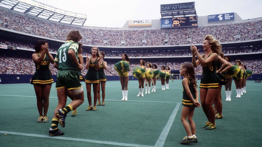 IMAGO / Colorsport

A Tampa Bay Rowdies player is cheered onto the field by Cheerleaders before the Soccer Bowl 1978 . PUBLICATIONxINxGERxSUIxAUTxHUNxPOLxUSAxONLY