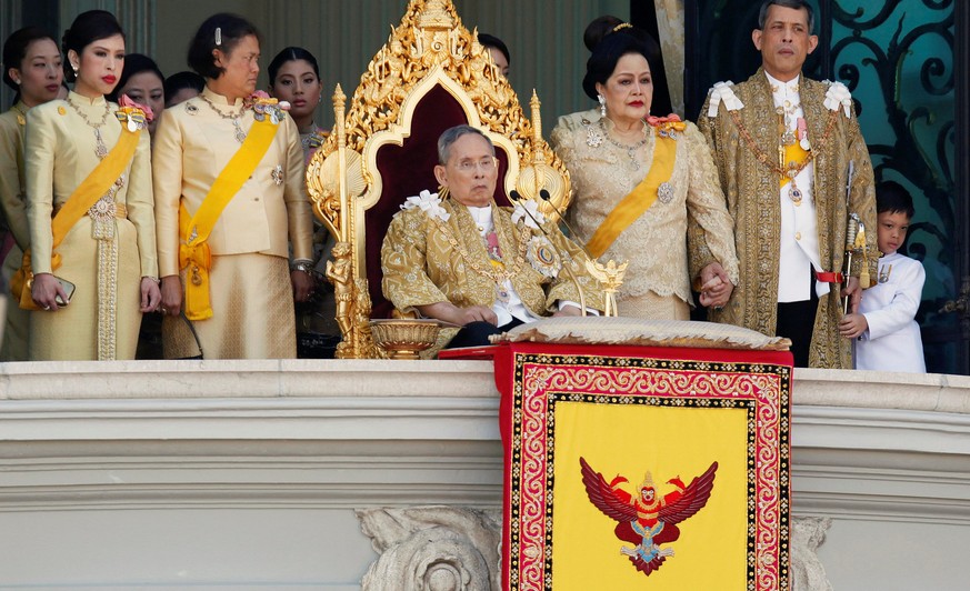 Thailand&#039;s King Bhumibol Adulyadej is accompanied by Queen Sirikit (3rd R), Crown Prince Maha Vajiralongkorn (2nd R), Princess Maha Chakri Sirindhorn (2nd L), Princess Chulabhorn (L) and other me ...