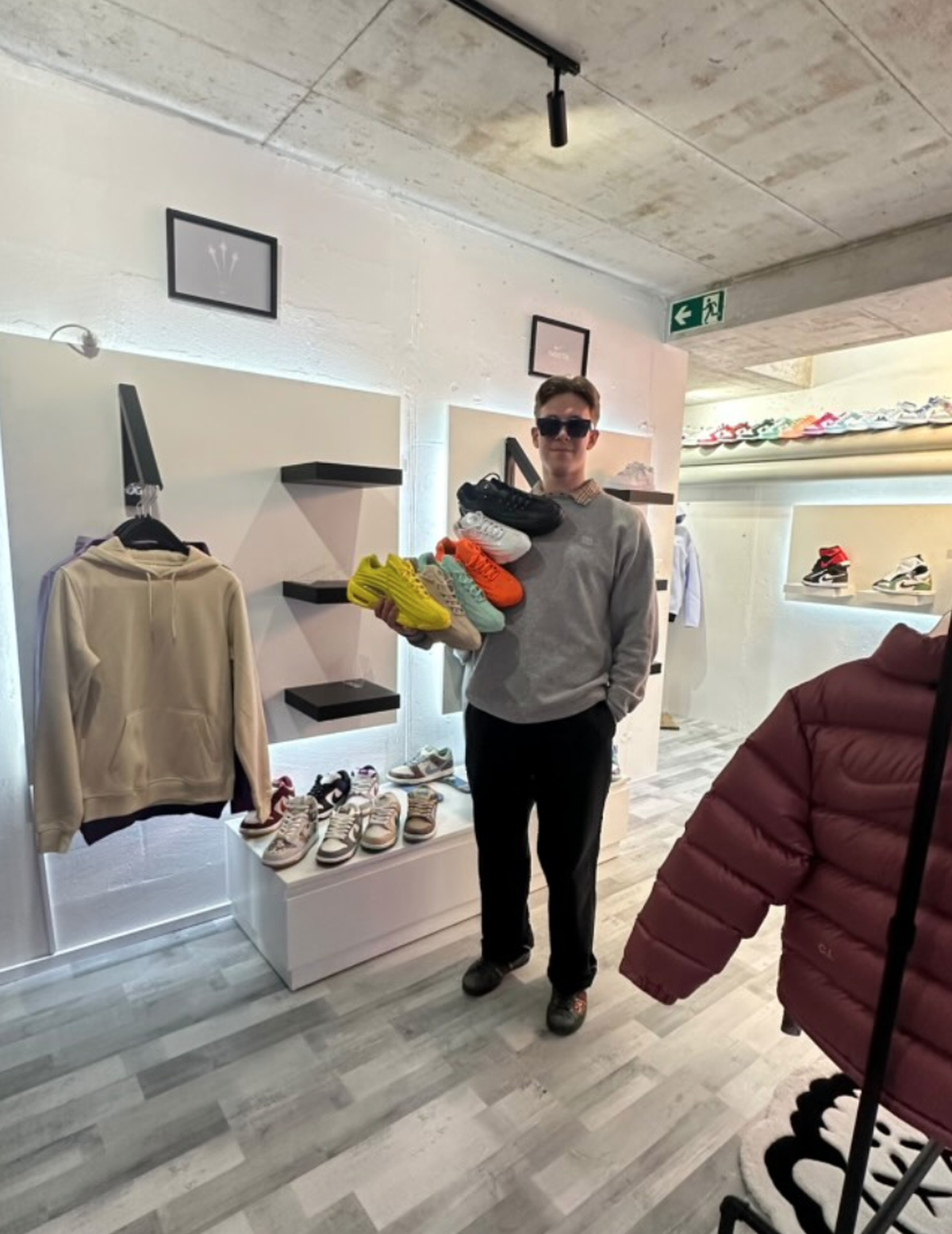 Théo, un Lausannois de 24 ans tente de percer dans le monde de la sneakers.