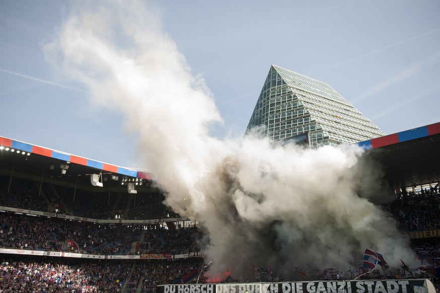 Die Basler Fans zuenden Pyros im Fussball Meisterschaftsspiel der Super League zwischen dem FC Basel 1893 und dem FC Zuerich, im Stadion St. Jakob-Park in Basel, am Sonntag, 10. April 2016. (KEYSTONE/ ...