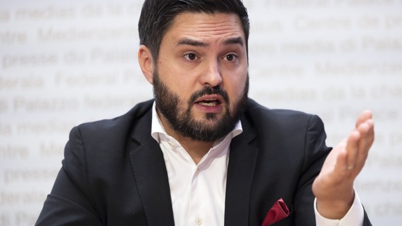 Cedric Wermuth, Co-Praesident SP, spricht waehrend einer Medienkonferenz der SP zur Kampagne fuer die eidgenoessischen Wahlen am Montag, 7. August 2023 in Bern. (KEYSTONE/Peter Klaunzer)