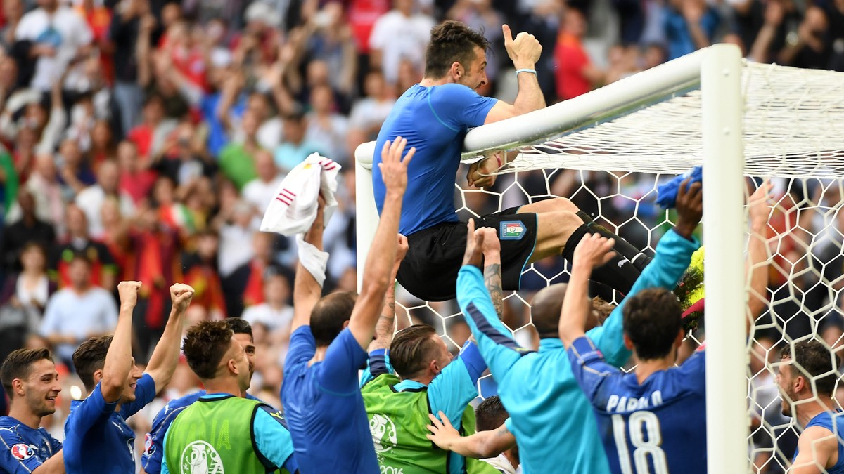 Goalie Buffon und seine Mitspieler feiern vor der Fankurve.