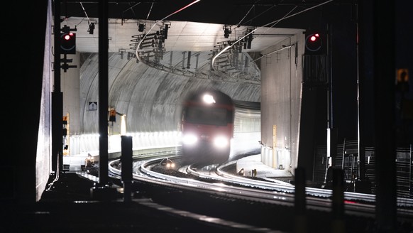 Ein Zug faehrt aus dem neuen Boezbergtunnel der SBB, am Sonntag, 13. Dezember 2020, in Schinznach-Dorf. (KEYSTONE/Gaetan Bally)