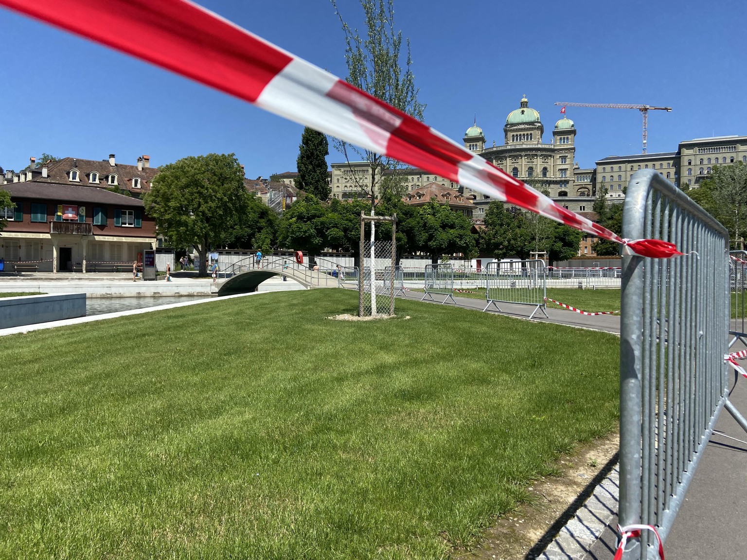 Sonnenbaden verboten: Im Berner Marzili ist (und bliebt) die Liegewiese abgesperrt.