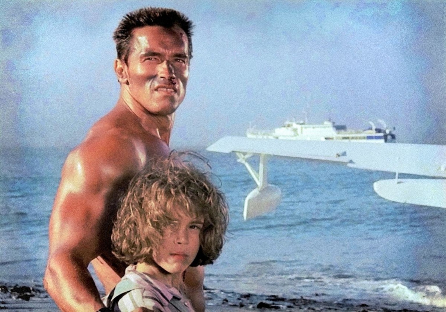 Arnold Schwarzenegger und Alyssa Milano am Set zu Commando, 1985.