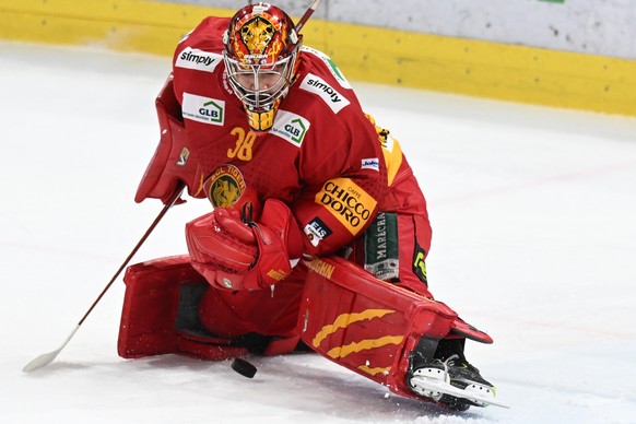 Tigers Goalie Stephane Charlin, beim Eishockey-Qualifikationsspiel der National League zwischen den SCL Tigers und dem HC Ambri-Piotta, am Samstag, 23. Dezember 2023, in der Emmental Versicherungs Are ...