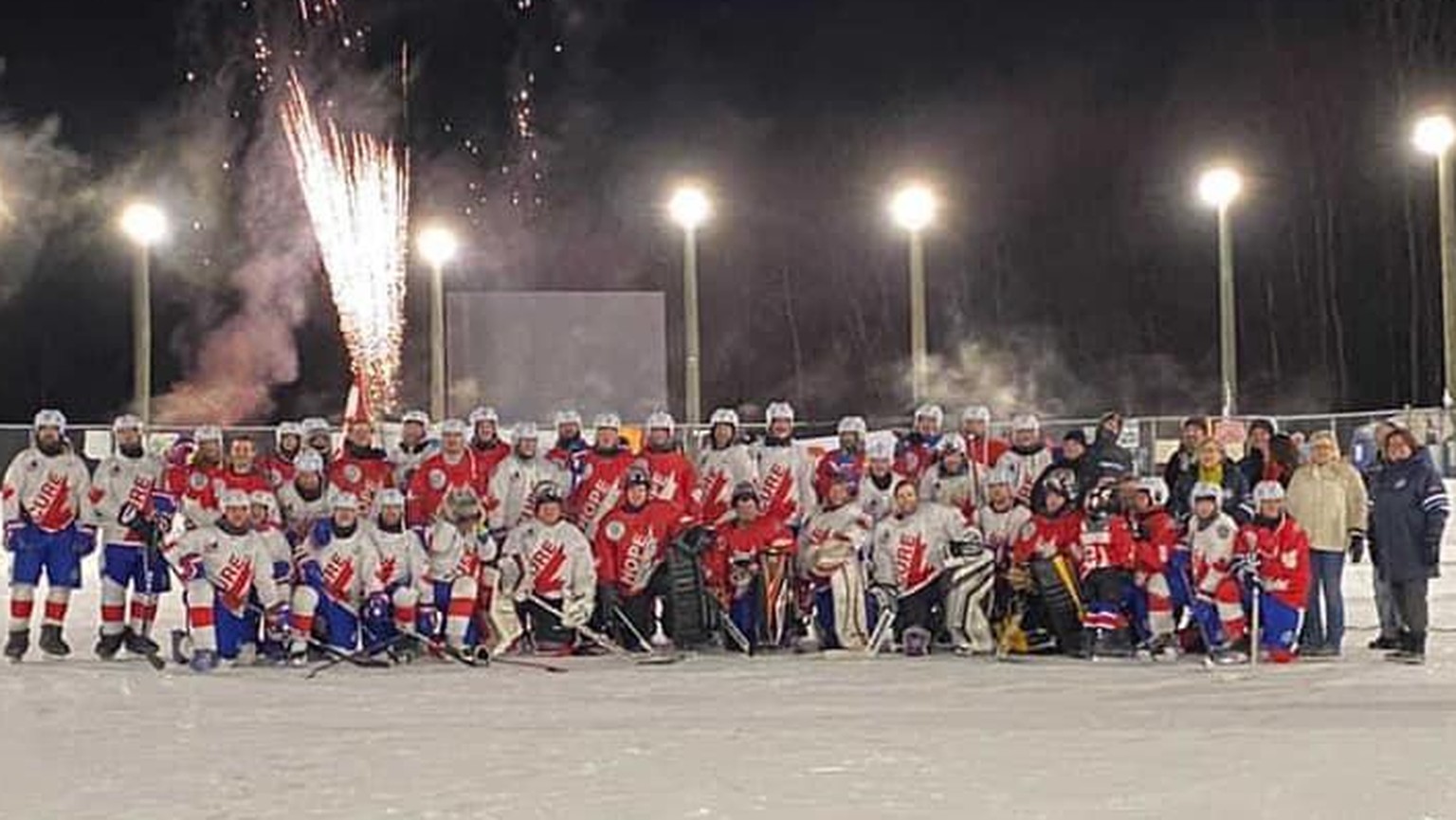 Das Gruppenfoto nach dem Abschluss des historischen Matchs.