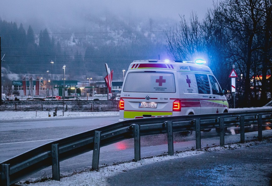 ABD0143_20191221 - BRUCK AN DER GLOCKNERSTRASSE - ÖSTERREICH: ZU APA0182 VOM 21.12.2019 - Flugzeugabsturz bei Bruck an der Glocknerstraße. Ein Kleinflugzeug ist in ein Waldstück oberhalb des Ortes Bru ...