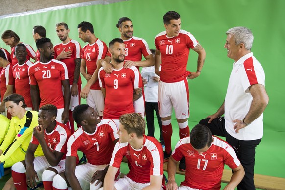 Die Schweizer Nati mit ihrem Trainer beim Teambild-Shooting.