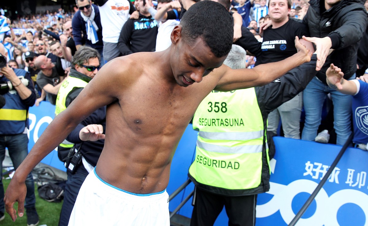 epa08205836 Real Sociedad's Alexander Isak (C) celebrates after scoring during their LaLiga game at Reale Arena in San Sebastian, Basque Country, northern Spain, 09 February 2020. EPA/Javier Etxe ...