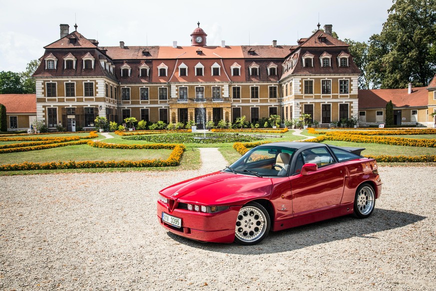 Alfa Romeo SZ Robert Opron 
Der Alfa Romeo ES 30 war ein Sportwagen, den der italienische Automobilhersteller Alfa Romeo als Coupé (SZ) und als Roadster (RZ) in limitierter Stückzahl zwischen Frühjahr ...