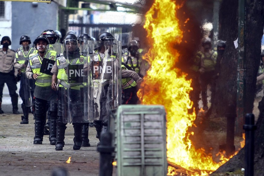 epa05918428 Demonstrators clash with members of the Bolivarian National Police as protests continue in Caracas, Venezuela, 20 April 2017. The Bolivarian National Police, using tear gas, tried to dispe ...