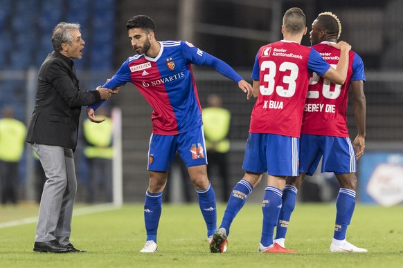 Basels Trainer Marcel Koller instruiert Eray Coemert, waehrend Kevin Bua mit Geoffroy Serey Die dessen Tor zum 2:0 feiert, von links nach rechts, beim Fussball Meisterschaftsspiel der Super League, de ...