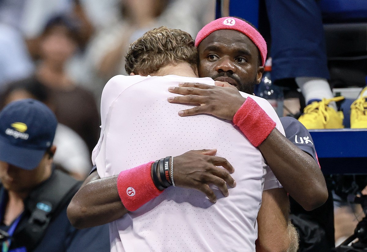 epa13224063 Frances Tiafoe (R) of the USA salutes Alex Michelsen (L) of the USA at the net after winning their Men Singles Quarterfinals match of the US Open Tennis Championships at the USTA Billie Je ...