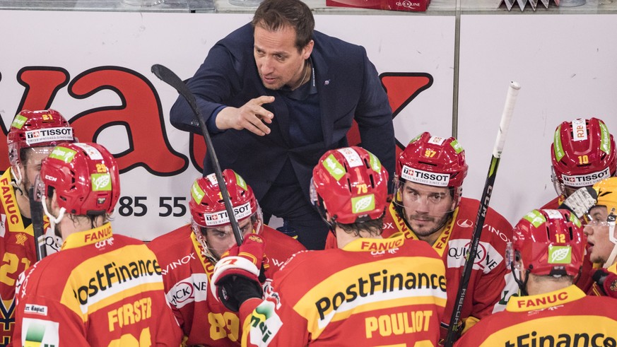 Cheftrainer Antti Toermaenen, Mitte, instruiert seine Spieler in einem Time-Out kurz vor Schluss des fuenften Eishockey Playoff-Viertelfinalspiels der National League zwischen dem HC Biel und dem HC D ...