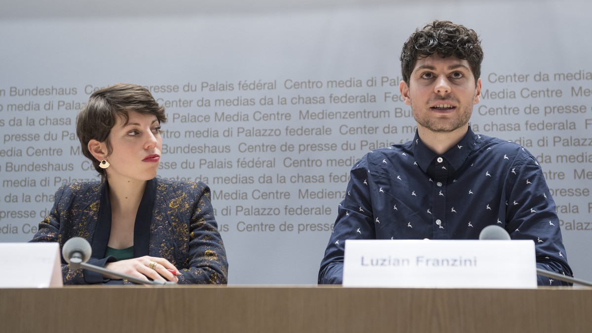Lisa Mazzone, links, Nationalraetin GSP-GE, Vizeprasidentin VCS, und Luzian Franzini, Co-Praesident Zersiedelungsinitiative, sprechen an einer Medienkonferenz der ueberparteilichen Abstimmungsallianz  ...