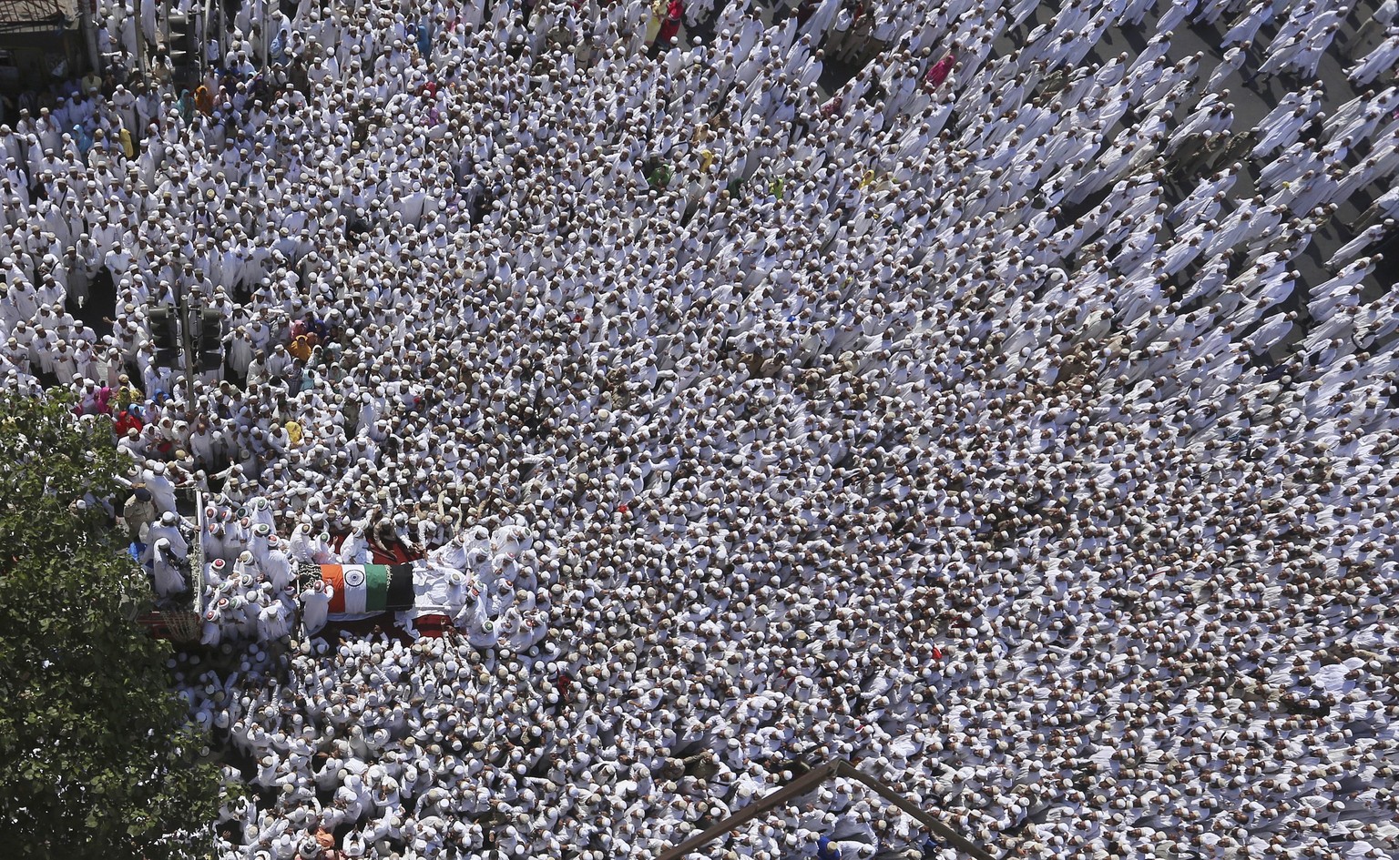 Finde den Sarg: Die Beerdigung des religiösen Führers Syedna Mohammed Burhanuddin in Indien. &nbsp;&nbsp;