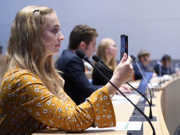 Eine Jugendlicherin machst ein video-live von Bundespraesidentin Simonetta Sommaruga auf Instagram, waehrend einer fiktiven Medienkonferenz fuer Jugendliche, am Dienstag, 6. Oktober 2020, im Medienzen ...