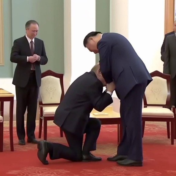 Nein, der russische Despot Wladimir Putin kniete sich nicht vor Xi Jinping und küsste die Hand des chinesischen Machthabers. Jedenfalls nicht vor laufender Kamera.