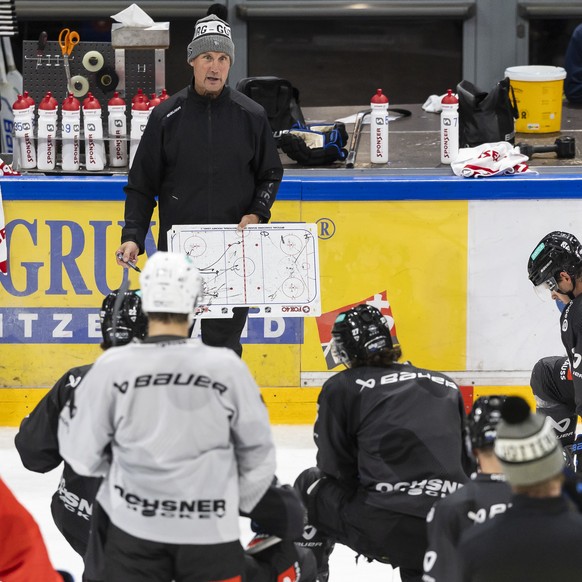 Roger Ronnberg parle a ses joueurs lors d'un entrainement a l'occasion du media day de HC Fribourg Gotteron (HCFG) d'avant-saison du championnat suisse de hockey sur glace de National L ...