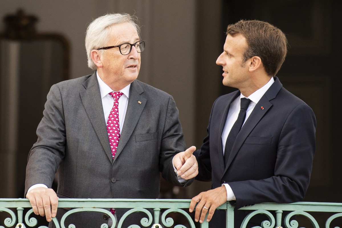 epa06822240 French President Emmanuel Macron (R) talks to European Commission President Jean-Claude Juncker (L) during the German-French Ministers Meeting in front of the German government's gues ...