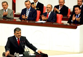Parteifreunde der Internet-Kontrolle – Beim Podest: Präsident Abdullah Gül, Sitzreihe zweiter v.l.: Premierminister Tayyip Erdogan
