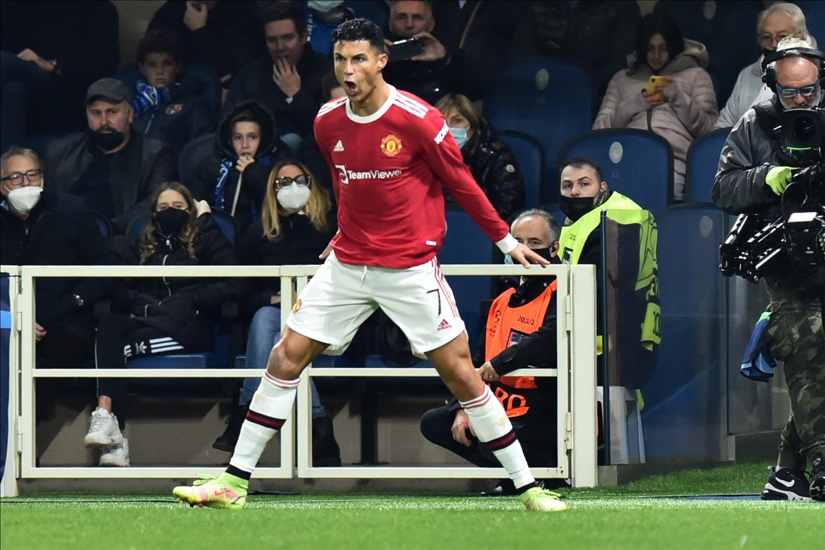 epa09560296 Manchester United's Cristiano Ronaldo celebrates after scoring the 1-1 equalizer during the UEFA Champions League group F soccer match between Atalanta BC and Manchester United at the ...