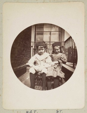 Zwei Kinder auf einem Balkon.