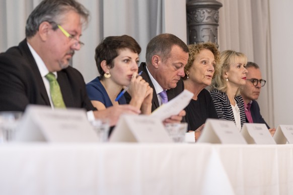 Therese Froesch, Praesidentin der Helvetas, 3. von rechts, spricht zusammen mit Mitgliedern der Allianz gegen Waffenexporte in Buergerkriegslaender, ueber ihre Opposition gegen die Lockerung der Krieg ...