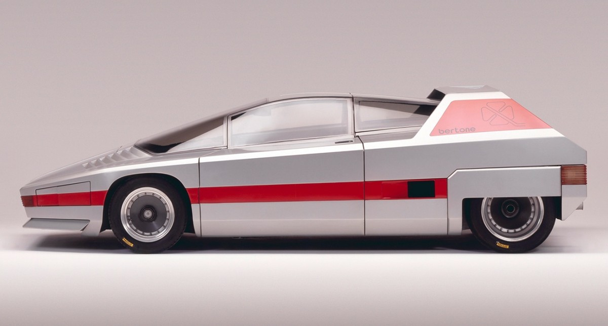 alfa romeo navajo 1976 https://www.classicdriver.com/en/article/cars/1976-alfa-romeo-navajo-when-bertone-met-battlestar-galactica