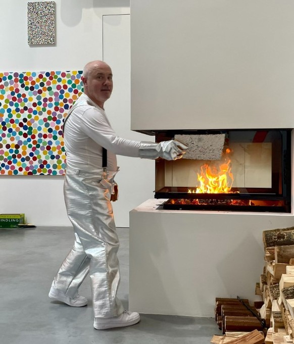 Damien Hirst verbrennt seine Kunstwerke.