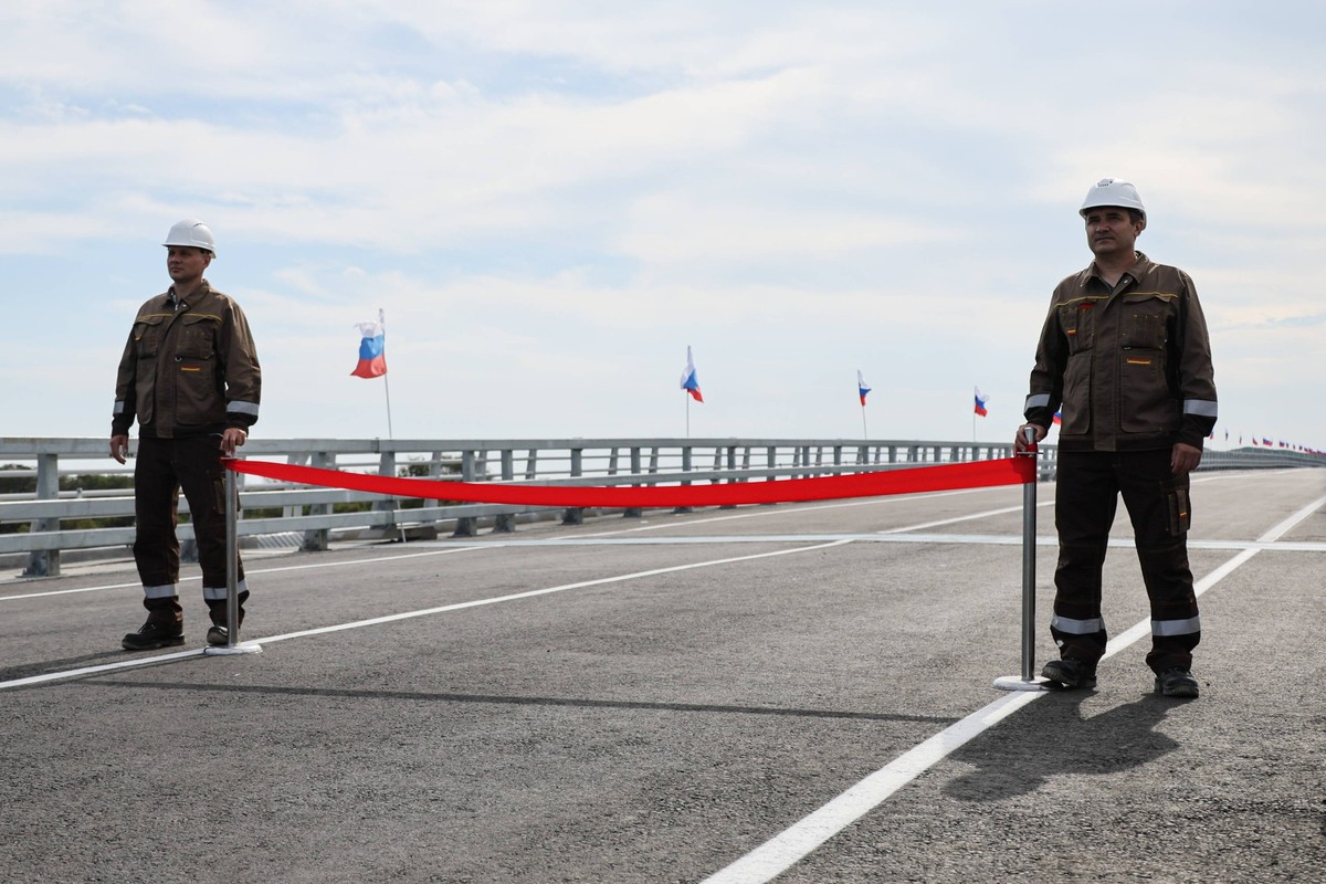 RUSSIA, PRIMORYE REGION - SEPTEMBER 7, 2026: Roadworkers appear with the ribbon during a ceremony to unveil a bridge named after Red Army officer Yakov Novichenko 1914-1994 for saving Kim Il Sung s li ...