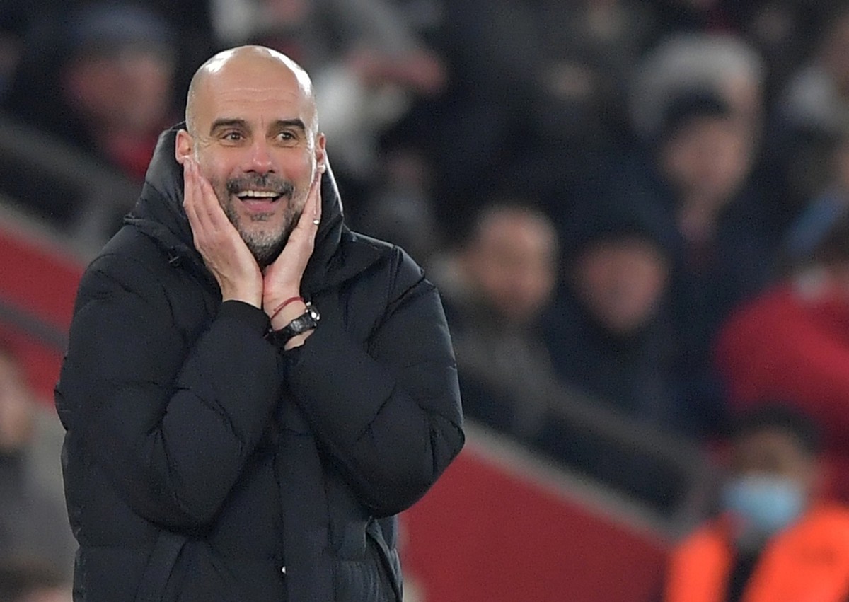 epa09702909 Manchester City's manager Pep Guardiola reacts during the English Premier League soccer match between Southampton FC and Manchester City in Southampton, Britain, 22 January 2022. EPA/ ...