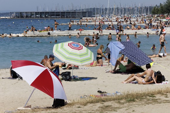 People enjoy the water and the sun on the Baby plage on the bank of the Geneva lake, in Geneva, Switzerland, Tuesday, July 11, 2023. A heat wave has just entered Geneva and the day the thermometers wi ...