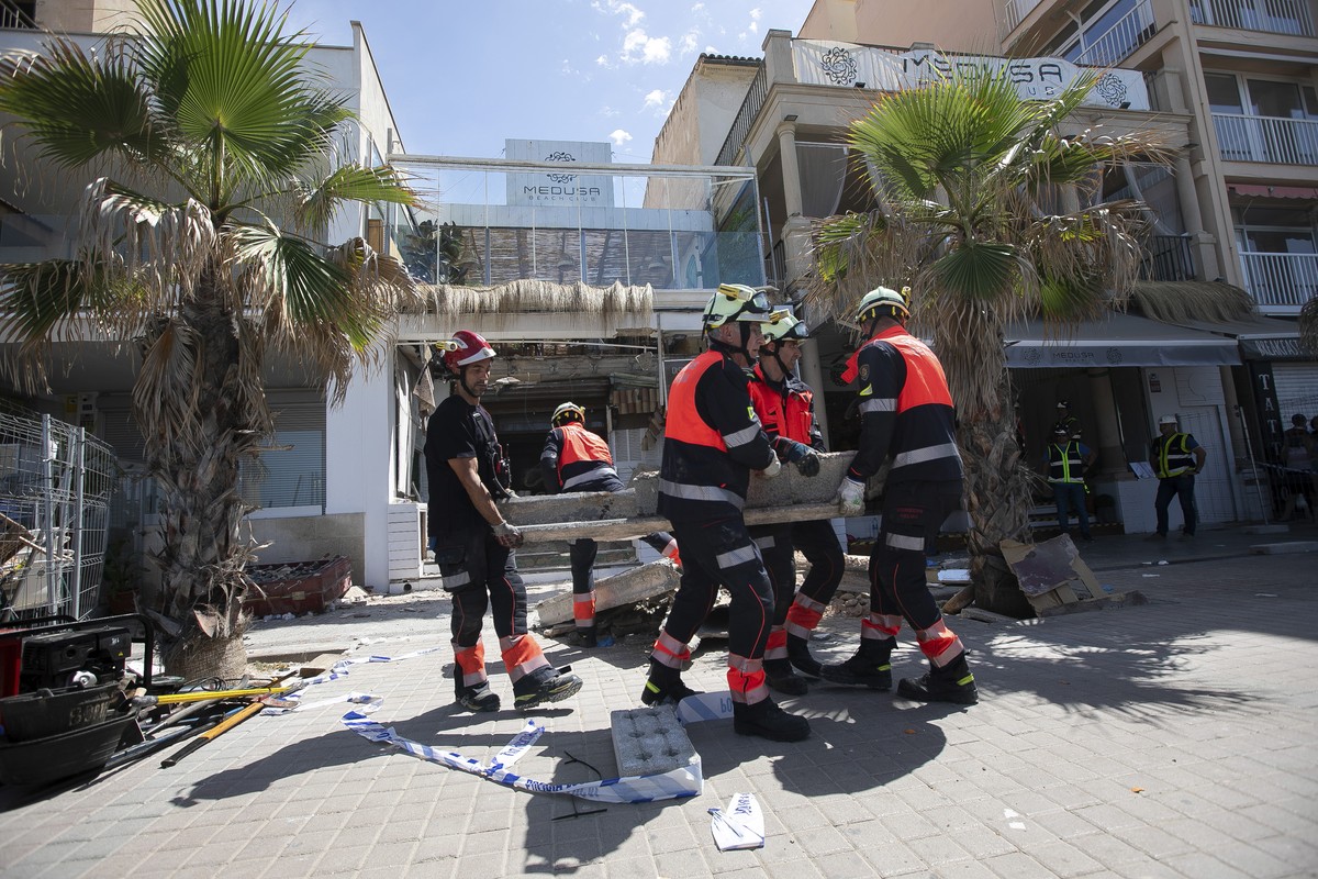Rubble is taken away from a collapsed building in Palma de Mallorca, Spain, Friday, May 24, 2024. Spain's National Police on Friday gave details on four people killed when a building housing a ba ...