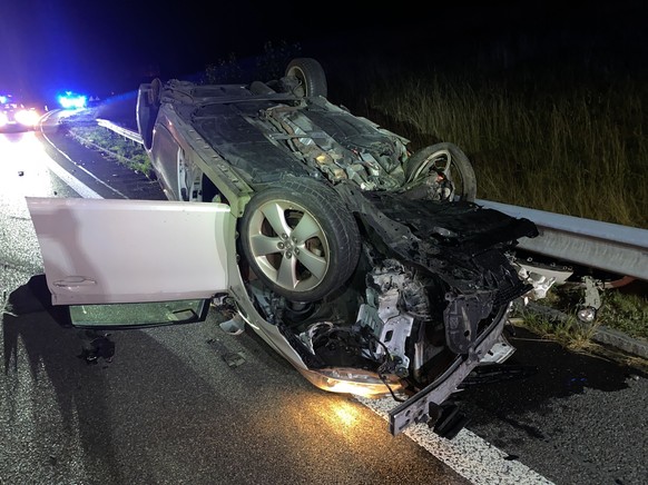 Eine Autolenkerin hat sich in der Nacht auf den 11. August 2022 auf der Autobahn A3 beim Birrfeld im Kanton Aargau mit ihrem Auto mehrfach überschlagen. Die 45-Jährige erlitt Verletzungen. Sie musste  ...