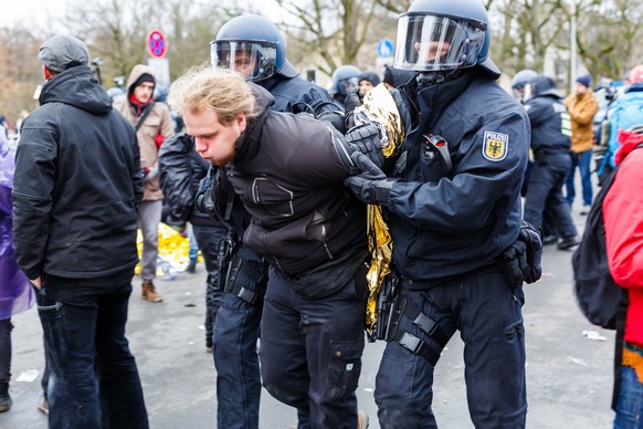 Polizisten räumen am 02.12.2017 in Hannover (Niedersachsen) Gegendemonstranten in der Zeppelinstrasse nahe dem HCC Hannover Congress Centrum um den Bundesparteitag der AfD Alternative fuer Deutschland ...