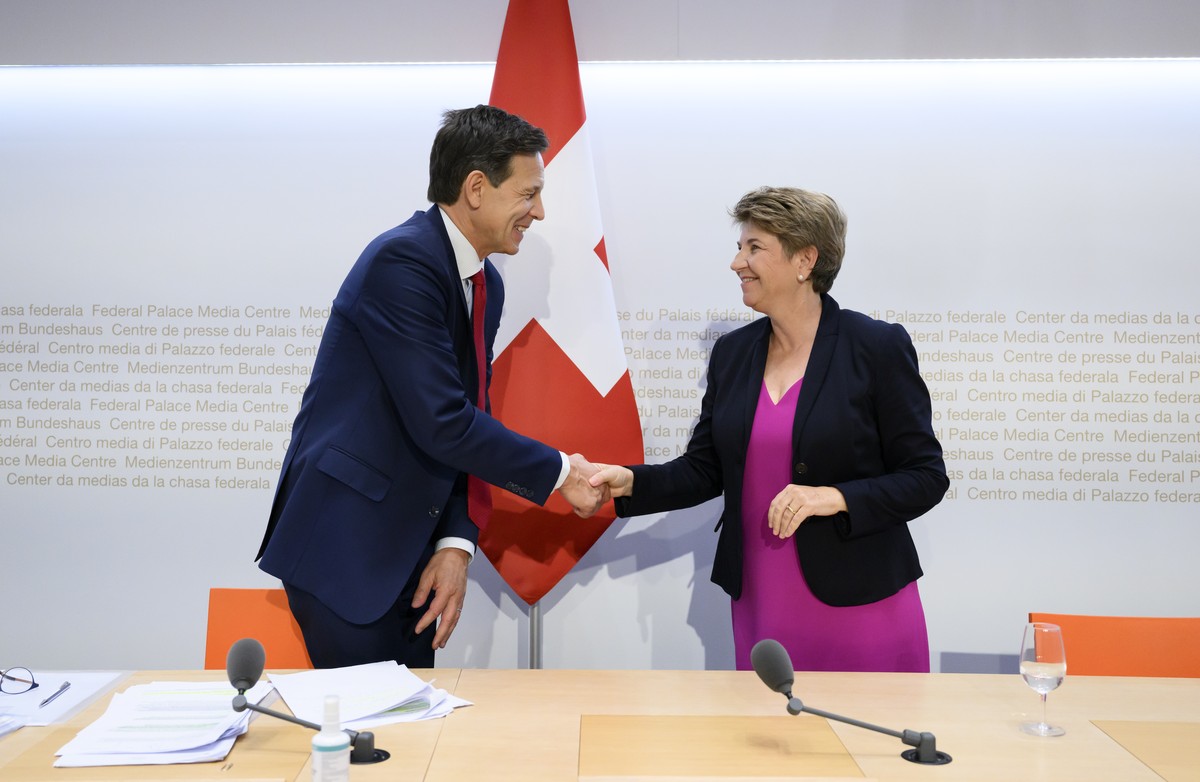 Bundesraetin Viola Amherd, rechts, und Christian Dussey, Direktor Nachrichtendienst des Bundes (NDB), links, geben sich die Haende nach einer Medienkonferenz ueber das Thema "Vorstellung des neue ...