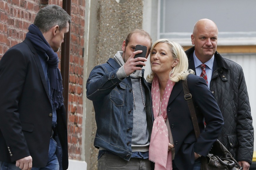 Selfie mit der Parteiführerin des Front National im nordfranzösischen Hénin-Beaumont, wo Marine Le Pen ihre Stimme abgab.