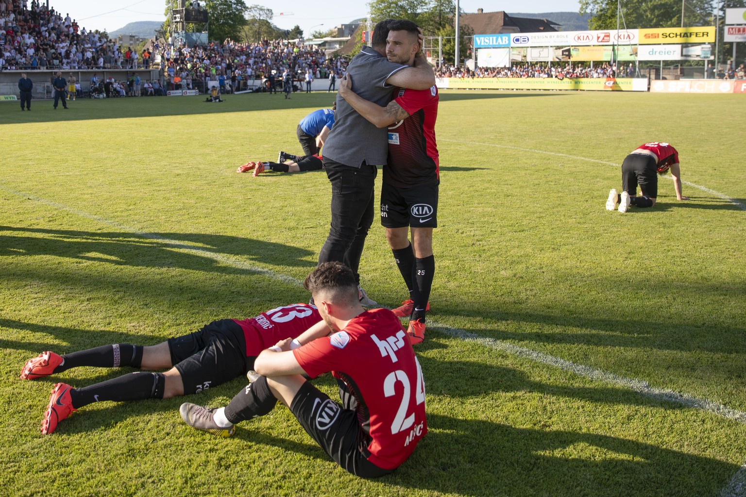 Aaraus Trainer Patrick Rahmen troestet seine Spieler nach dem Penaltyschiessen, im Barrage Rueckspiel zwischen dem FC Aarau und Neuchatel Xamax FCS, am Sonntag 2. Juni 2019, im Stadion Bruegglifeld in ...