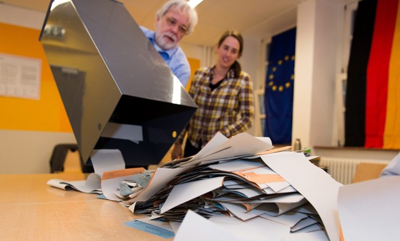 epa05546462 Election staff empty the ballot boxes in the vote for the new Berlin House of Representatives in Berlin, Germany, 18 Septemeber 2016. EPA/MONIKA SKOLIMOWSKA