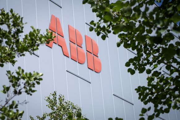ARCHIVBILD ZUR BILANZ VON ABB IM DRITTEN QUARTAL 2020, AM FREITAG, 23. OKTOBER 2020 - Logo der Firma ABB an der Binzmuehlestrasse in Oerlikon, am Donnerstag, 14. Juni 2018. (KEYSTONE/Melanie Duchene)