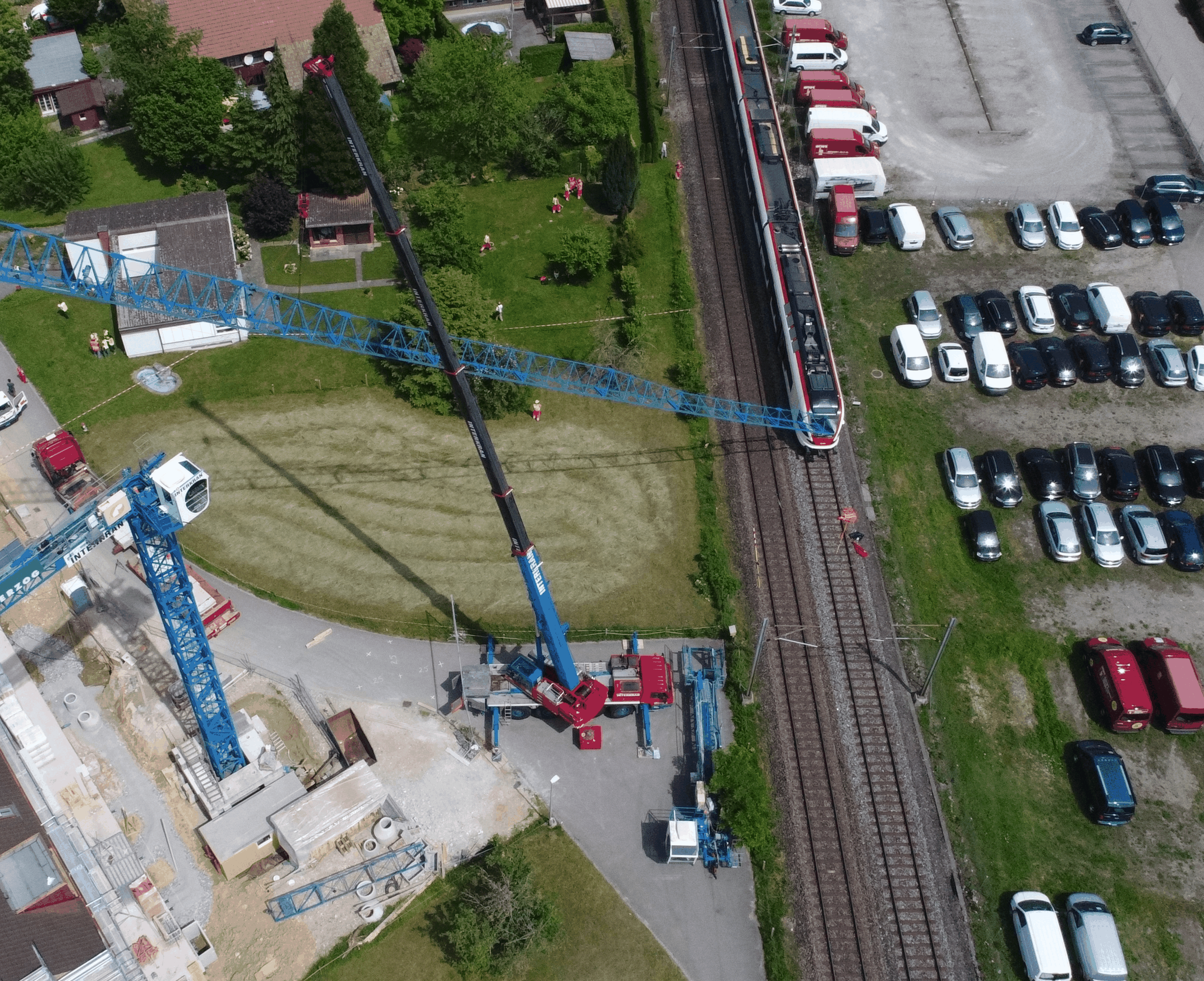 HANDOUT --- Ein S-Bahn-Zug steht still, nachdem ein Baukran auf ihn gestuerzt ist, am Samstag, 26. Mai 2018, in Schinznach-Bad. Der Ausleger eines Baukrans ist am Samstagmorgen in Schinznach-Bad auf e ...