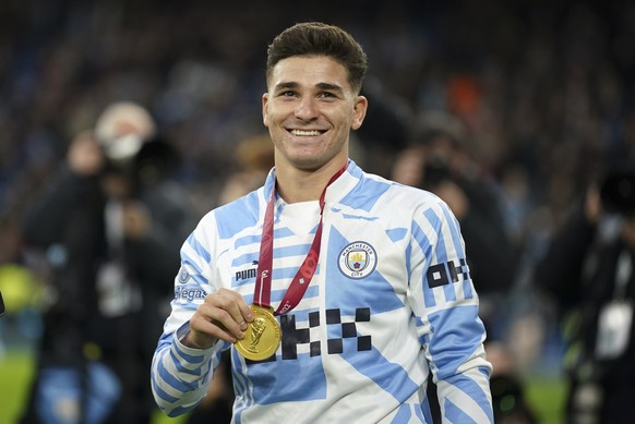 Manchester City&#039;s Julian Alvarez of Argentina smiles as he holds his World Cup winners medal before the English Premier League soccer match between Manchester City and Everton at the Etihad Stadi ...