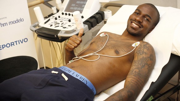 epa05724521 French soccer player Gael Kakuta gestures during his checkup after he signed a contract with Spanish Primera Division team Deportivo de La Coruna team in A Coruna, northwestern Spain 17 Ja ...