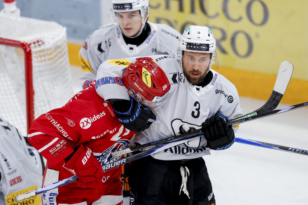 Michael Kapla (HCFG) hat Yannick-Lennart Albrecht (SCRJ) im Schwitzkasten waehrend dem Spiel 6 des Playoff Viertelfinals der National League zwischen den SC Rapperswil Jona Lakers und dem HC Fribourg  ...