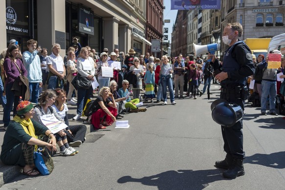 Der Einsatzleiter der Polizei fordert die Teilnehmer einer Mahnwache fuer die Wahrheitsfindung und die Einhaltung der Grundrechte der Organisation Baselwach auf, den Marktplatz zu verlassen, in Basel, ...