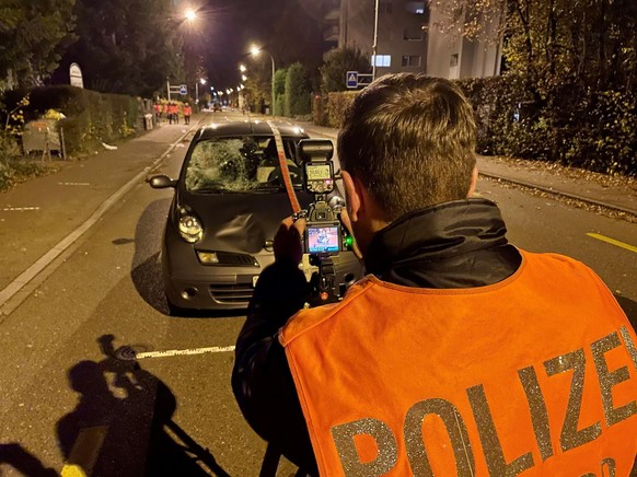 Bei einem Verkehrsunfall mit einem Personenwagen ist am Montagabend (20.11.2023) in Wetzikon ein Fussgänger schwer verletzt worden.