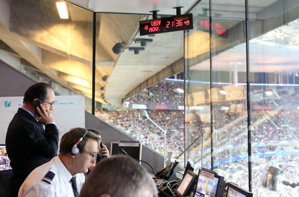 Hollande wird im Stadion über die Ereignisse informiert.