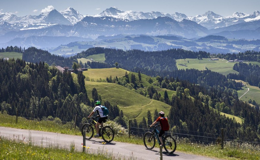 Mountain bikers in front of the mountains of the Bernese Alps in Luederenalp, Switzerland, May 21, 2020. (KEYSTONE/Peter Klaunzer)